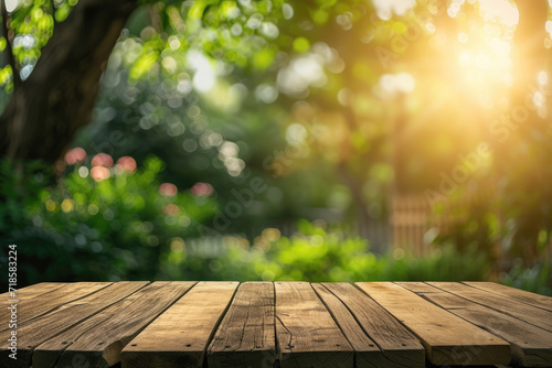 Photo wooden table and blurred green nature garden background with copy space photo