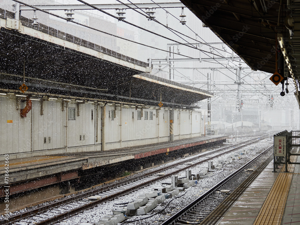 冬の駅のホームと大雪の天気