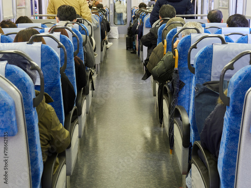 冬の通勤電車の中の人々の乗客の様子