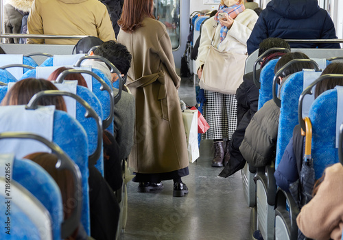 冬の通勤電車の中の人々の乗客の様子 photo