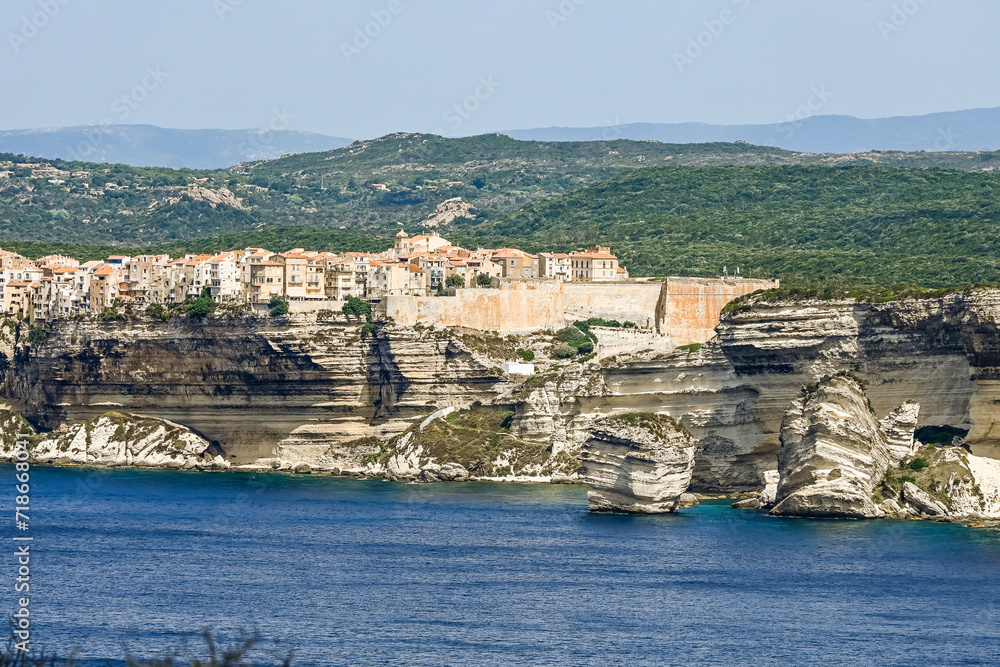 Fototapeta premium Bonifacio, Kalkfelsen, Insel, Korsika, Mittelmeer, Küste, Festung, Zitadelle, Altstadt, Kirche, Wanderweg, Grotten, Bootsausflug, Sommer, Frankreich