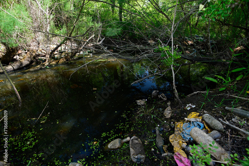 Wilde M  llkippe mit hunderten Plastikflaschen in der Natur    Wild rubbish dump with hundreds of plastic bottles in the countryside 