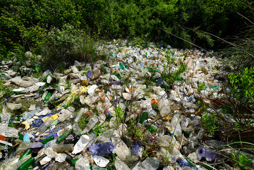 Wilde Müllkippe mit hunderten Plastikflaschen in der Natur // Wild rubbish dump with hundreds of plastic bottles in the countryside