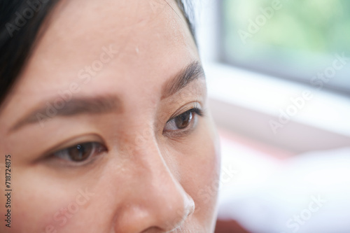 Young woman tweezing her eyebrows in beauty saloon Free Download Young woman tweezing her eyebrows in beauty saloon - GFXLoad