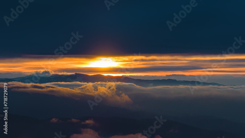 Lot nad Mochnaczką Wyżną w stronę Tatr. Piękne niebo. © rogozinski