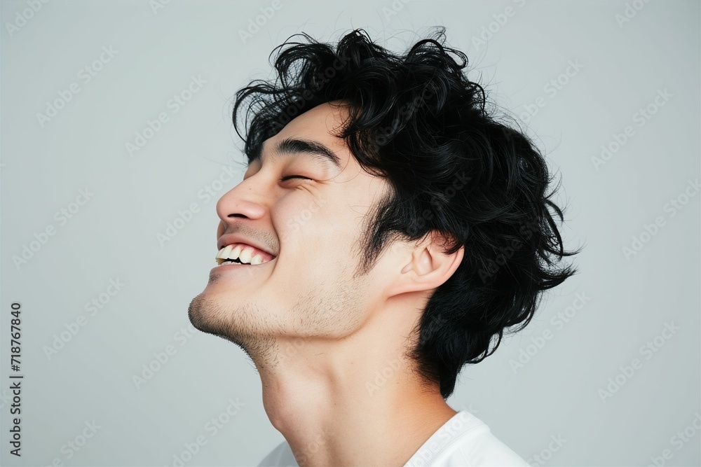Fototapeta premium 日本人の若い男性の横顔（若者・モデル・アジア人・白背景・背景なし） 