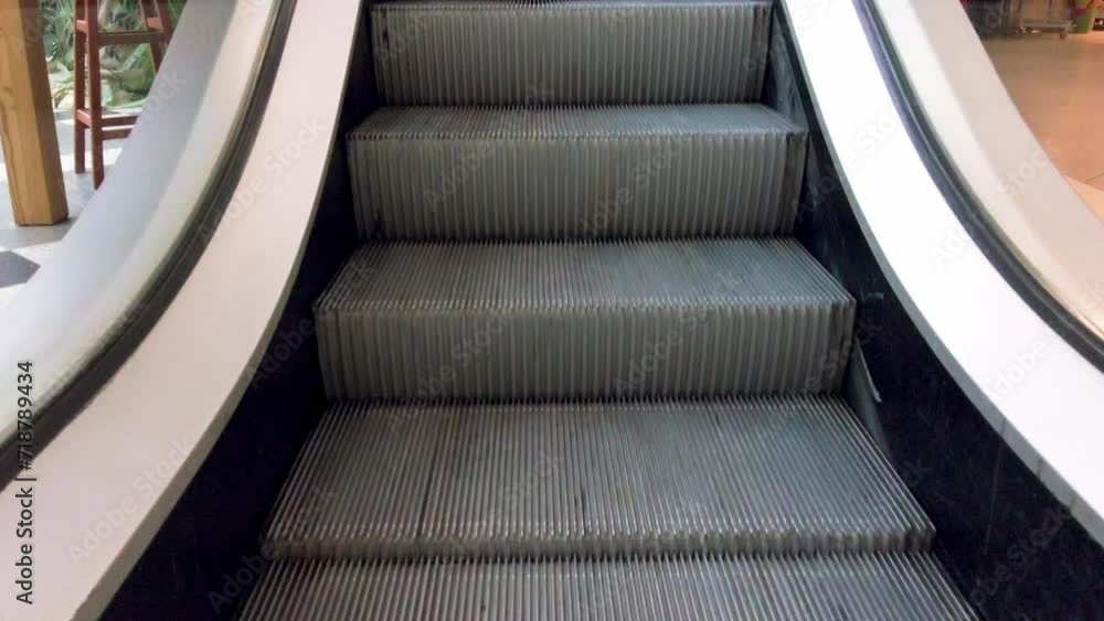 Eine Rolltreppe welche nach oben fährt