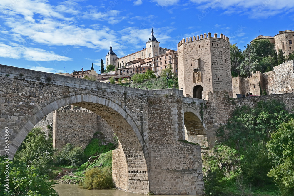  Toledo, il Ponte di Alcántara sul fiume Tago e la città vecchia con l'Alcazar - Spagna