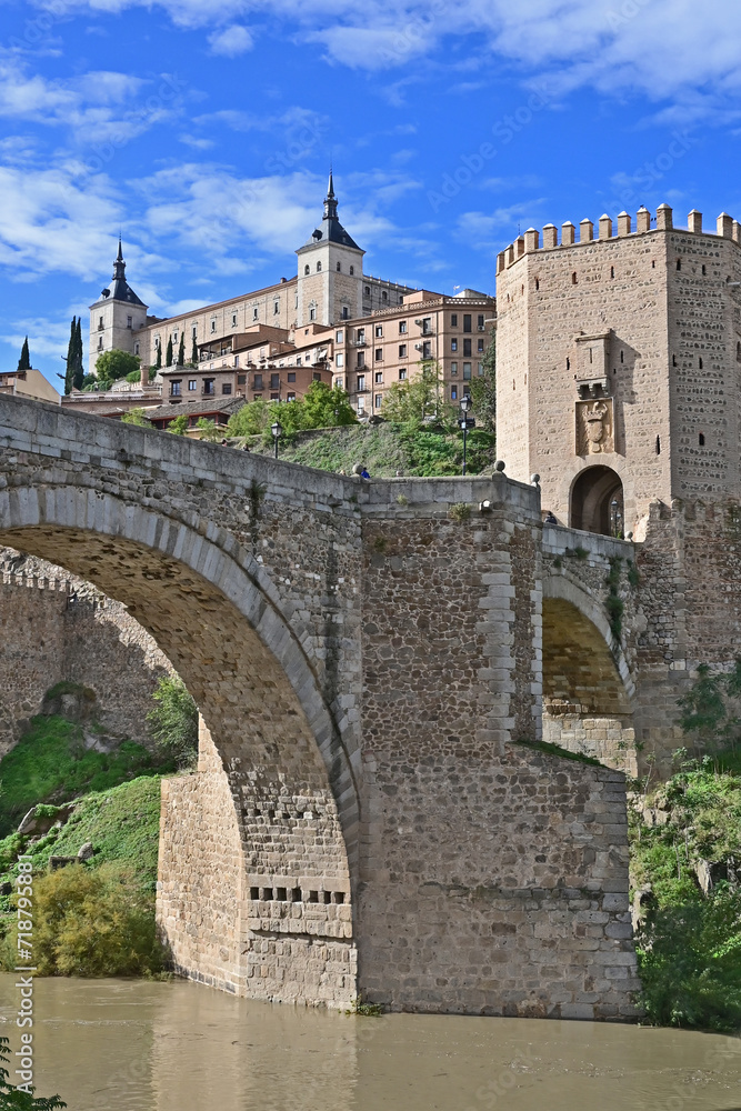 Obraz premium Toledo, il Ponte di Alcántara sul fiume Tago e la città vecchia con l'Alcazar - Spagna