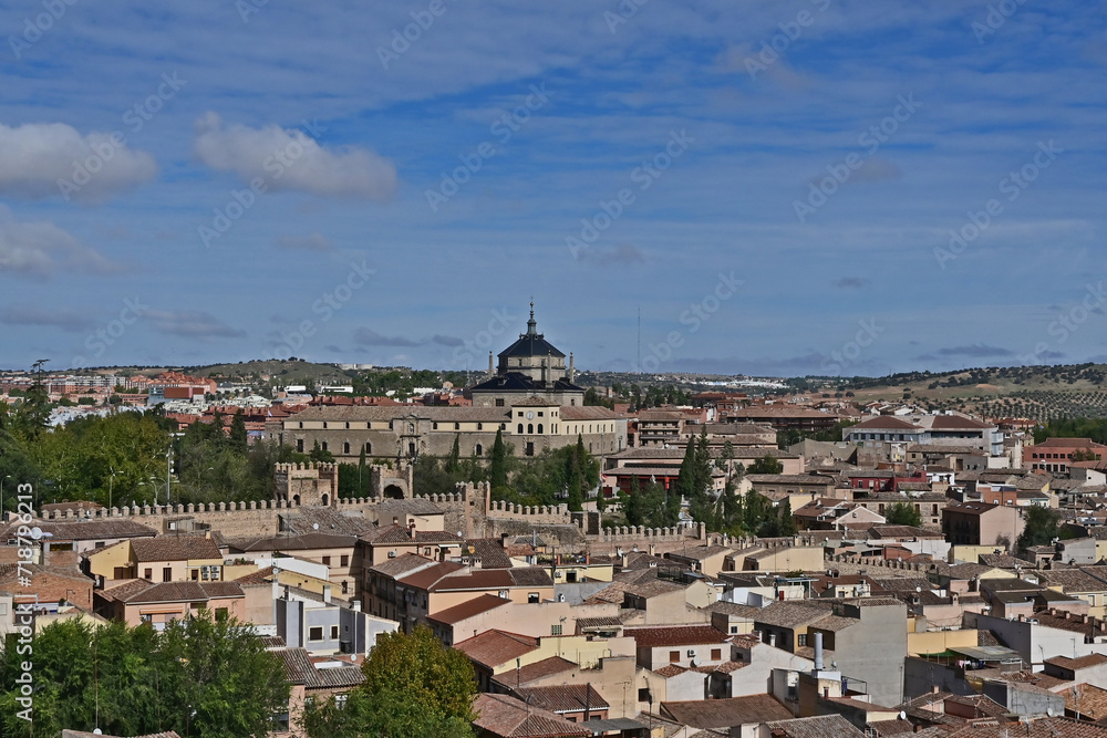 Toledo, panorama della città con l'Hospital de Tavera - Spagna 