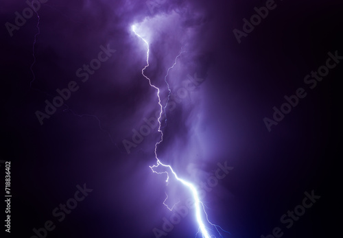 Detalle de un rayo cayendo en una tormenta entre las nubes