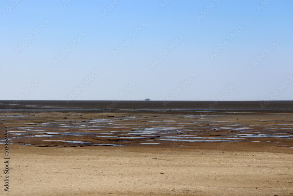Blick auf Hallig Südfall im nordfriesischen Wattenmeer bei Ebbe