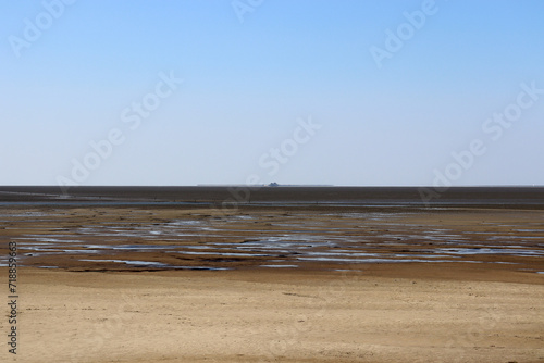 Obraz na płótnie Blick auf Hallig Südfall im nordfriesischen Wattenmeer bei Ebbe w salonie