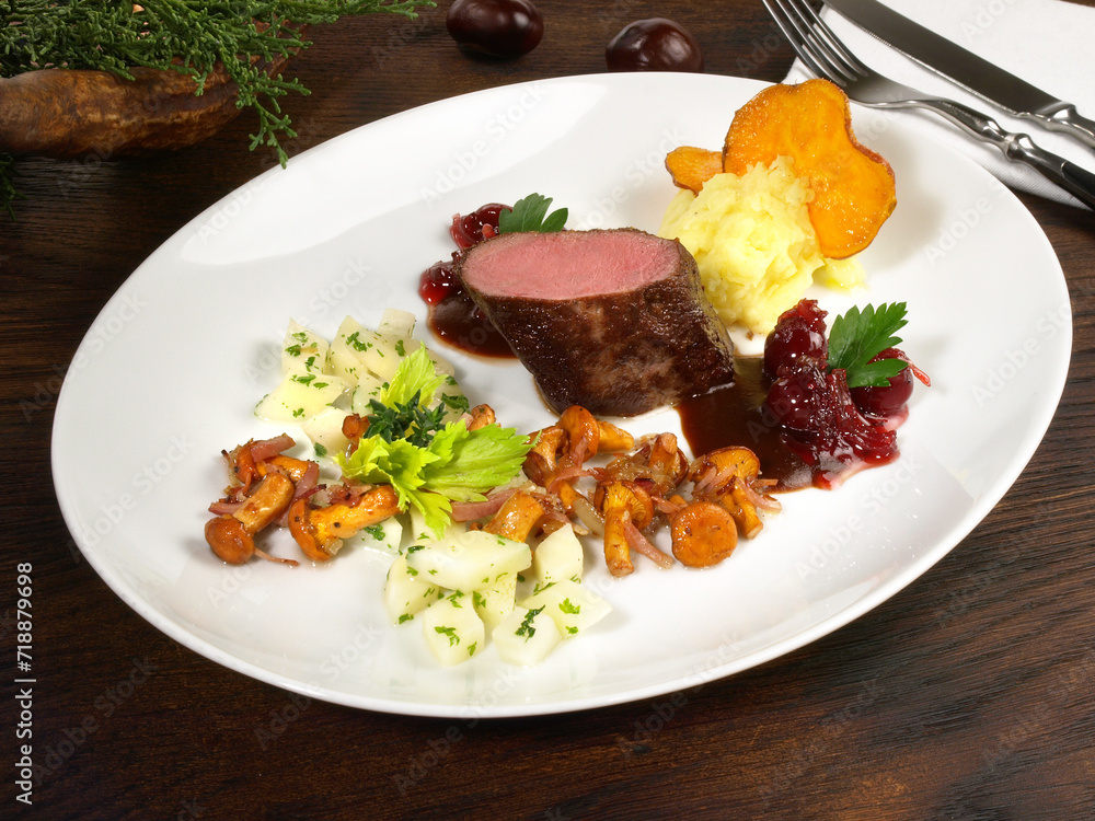 Rehrücken mit Pfifferlingen, Rosenkohl und Kartoffelpüree Photos ... Rehrücken mit Pfifferlingen, Rosenkohl und Kartoffelpüree Photos ...