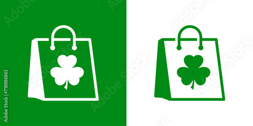 Día de San Patricio. Logo con silueta de trébol en bolsa de la compra de papel