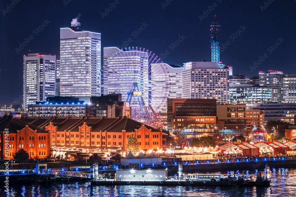 Fototapeta premium 青とオレンジ色にライトアップされた街並みが美しい横浜みなとみらいの都市夜景【神奈川県・横浜市】 Night view of Yokohama Minato Mirai in winter with a beautiful cityscape lit up in blue and orange - Kanagawa, Japan