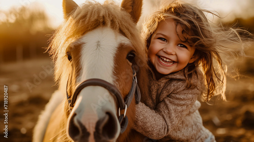 Niña de 4 años disfrutando con su pony photo