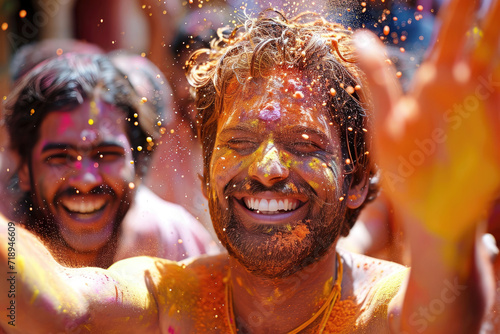 Festival de Holi en la India: Personas lanzándose polvo de colores en una celebración alegre photo