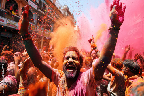Festival de Holi en la India: Personas lanzándose polvo de colores en una celebración alegre © julio