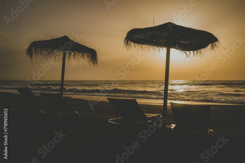 Tranquil Shorelines: Sunrise and Sunset Bliss with Waves, Umbrellas, and Hammocks / Costas Tranquilas: Amanecer y Atardecer en Paz con Olas, Sombrillas y Hamacas