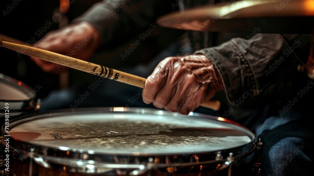 Obraz premium Close-up of the drummer's hands hitting the drums with drumsticks. 