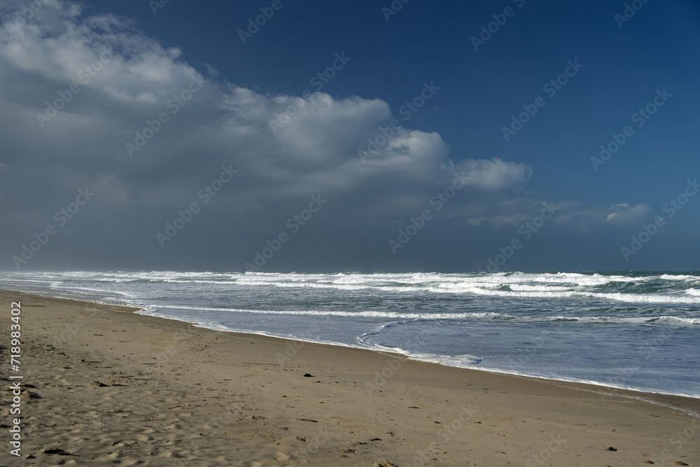 Plage de la côte atlantique avec des vagues et un ciel bleu. Sable. Océan Atlantique