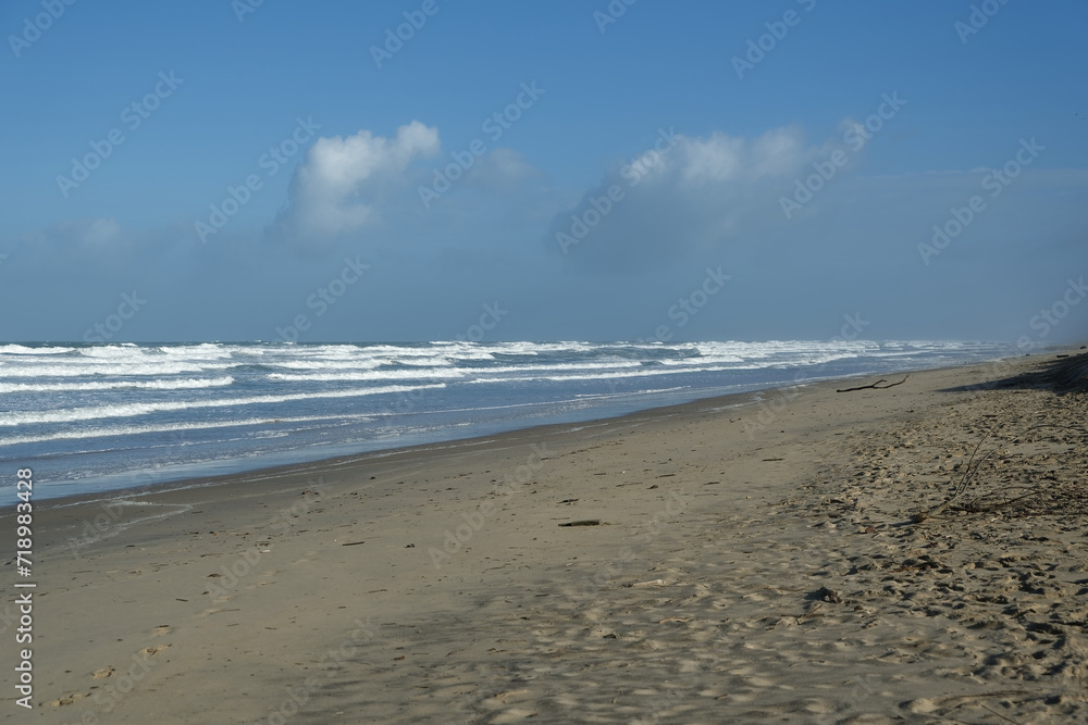 Plage de la côte atlantique avec des vagues et un ciel bleu. Sable. Océan Atlantique