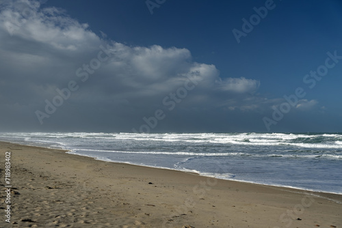 Plage de la c  te atlantique avec des vagues et un ciel bleu. Sable. Oc  an Atlantique