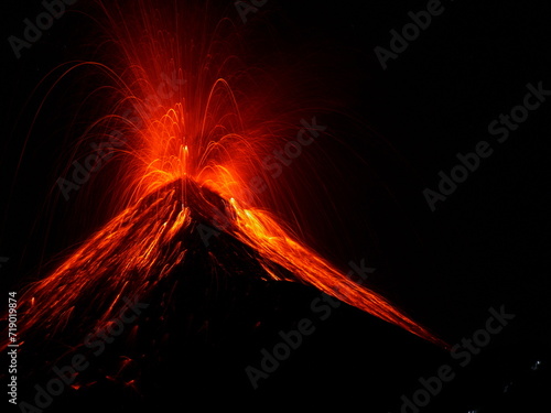 Volcan Acatenango en éruption - Guatemala