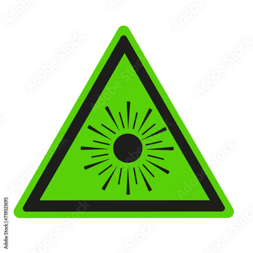 Signe triangulaire sur fond vert: Rayonnement optique prudence