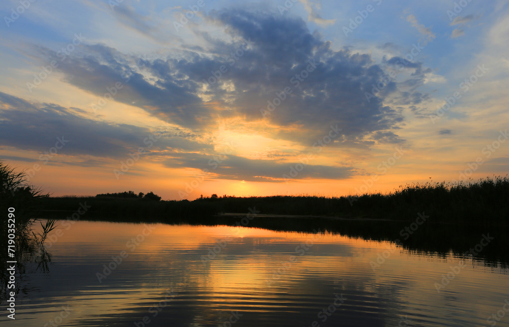 Obraz premium sunset on lake