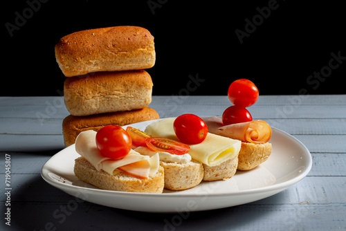 Mini buns or mini bread rolls - in Brazil are called 