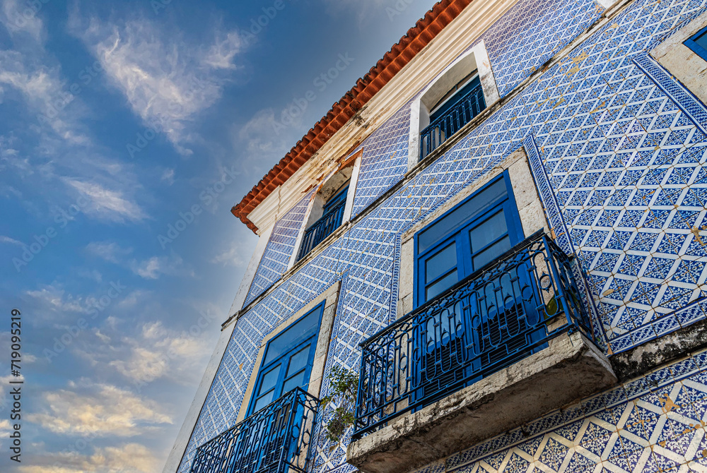 Fototapeta premium Antigo prédio revestido em azulejo colonial. Centro histórico de São Luís/MA