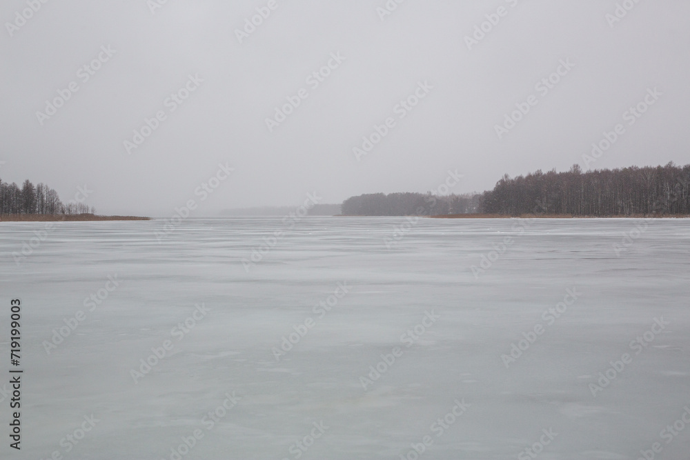 Φωτογραφία Peaceful scenery at the frozen lake Lielezers in blizzard in Limbazi in January