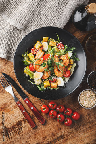 Salad with shrimp, tomatoes, egg and arugula