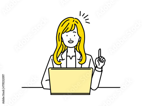 PCを操作しながら指差しポーズをする女性ビジネスパーソン(会社員)