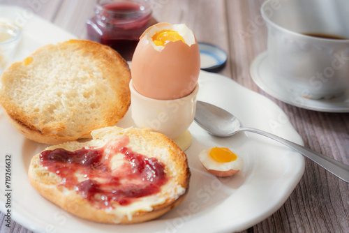 Photos Semmel getoastet mit Butter und Marmelade und weichem Ei zum Frühstück - Single
