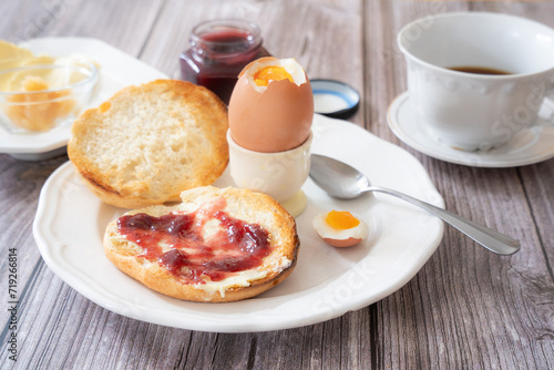 Semmel getoastet mit Butter und Marmelade und weichem Ei zum Frühstück - Single Frühstück