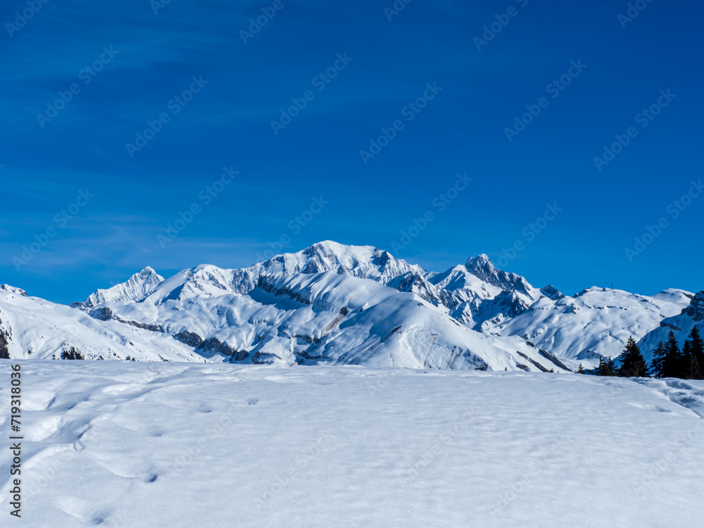mont blanc à partir du beaufortain, secteur arêches avec ciel bleu et neige en hiver