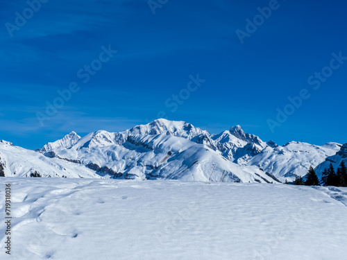 mont blanc à partir du beaufortain, secteur arêches avec ciel bleu et neige en hiver