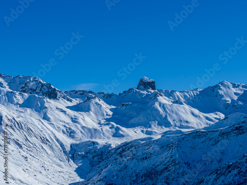 pierra menta dans le beaufortain, secteur arêches, en hiver, avec neige sur les sommets voisins et beau ciel bleu. photo