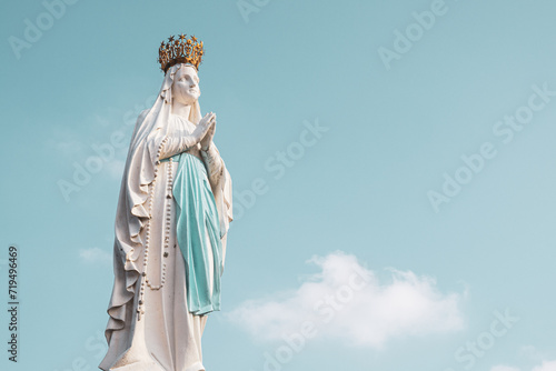 Valokuvatapetti Sculpture of the crowned Virgin Mary in the Sanctuary of Lourdes, France