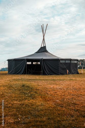 Schwarze Jurte auf einem Feld