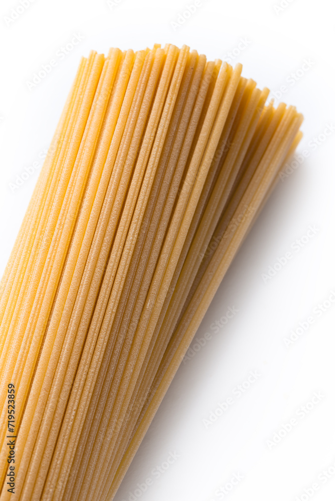 Spaghetti, pasta cruda isolata su fondo bianco, dieta mediterranea Spaghetti, pasta cruda isolata su fondo bianco, dieta mediterranea