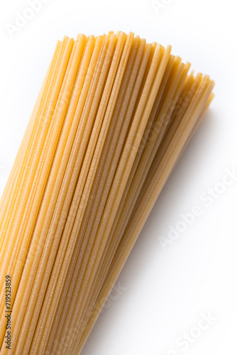 Spaghetti, pasta cruda isolata su fondo bianco, dieta mediterranea 