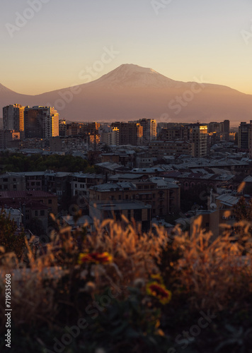 Tableau sur toile Stunning view of Mount Ararat and the city of Yerevan
