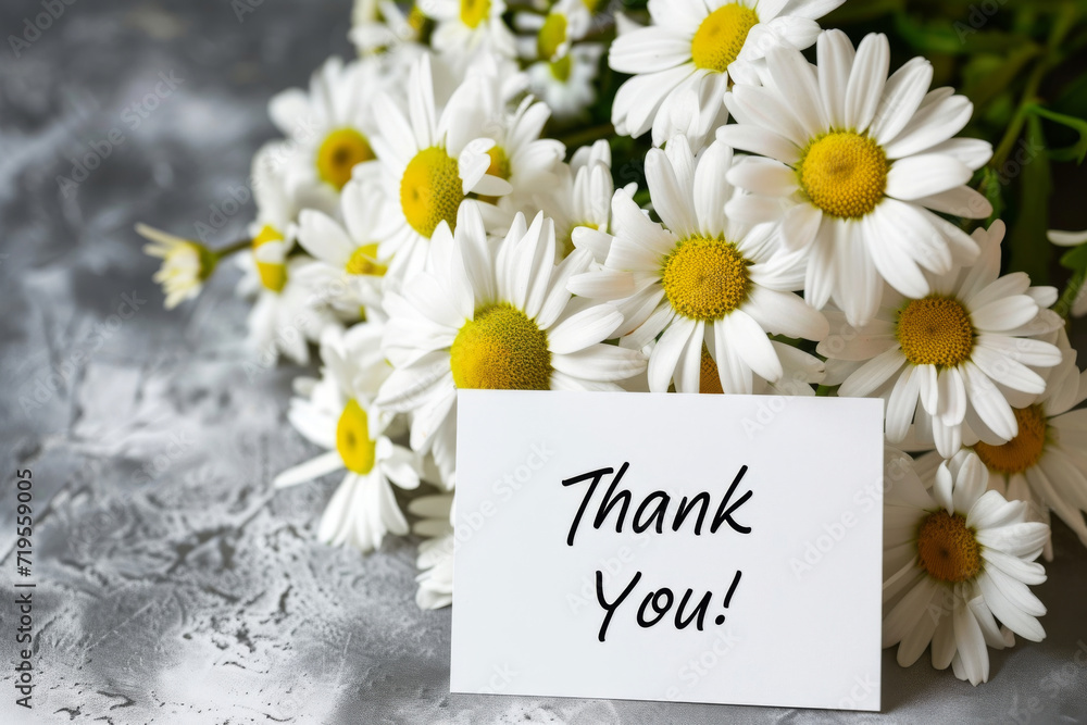 Obraz premium Gratitude Blooms. A bouquet of fresh daisies alongside a 'Thank You' card..