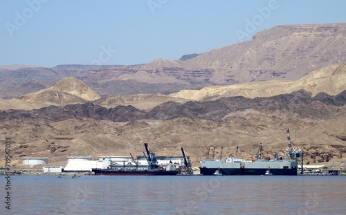 Barcos en la costa egipcia vistos desde Aqaba junto al Mar Rojo, Jordania, Oriente Medio. photo