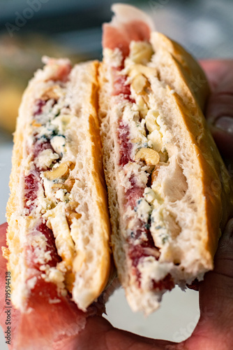 Gastronomía Sofisticada: Sándwich de Jamón Crudo y Queso Azul. Este sándwich artesanal captura la perfección de la simplicidad gourmet con jamón crudo y queso Roquefort.