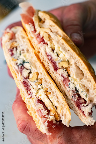 Gastronomía Sofisticada: Sándwich de Jamón Crudo y Queso Azul. Este sándwich artesanal captura la perfección de la simplicidad gourmet con jamón crudo y queso Roquefort.